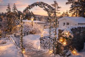 an arch in the snow with lights at Naturstugan in Nacka in Ormingelandet
