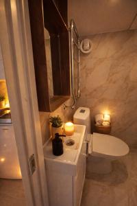 a small bathroom with a toilet and a sink at Naturstugan in Nacka in Ormingelandet