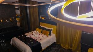 a bedroom with a bed in a room with a round ceiling at L'Écrin d'Or - Spa - Cinéma privé in Saumur