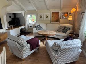 a living room with two couches and a table at Båtmansstugan i Gamla Stan in Kalmar