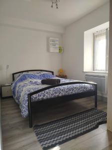 a bedroom with a bed with a blue comforter at Studio in Blois
