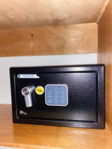 a remote control in a wooden box on a counter at AM Hotel y Plaza in Santa Cruz Huatulco