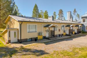 a row of modular homes in a yard at Jääskän Loma, Kojolapark Luiska-hostelli in Voltti