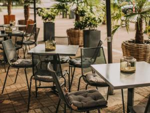 a group of tables and chairs at a restaurant at Mercure Hotel Hamburg City in Hamburg