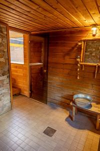 a room with a wooden wall with a bowl in it at Ala Sarise saunamaja in Sarise
