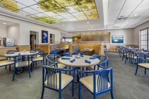 a dining room with tables and chairs in a restaurant at Best Western Plus Coeur d'Alene Inn in Coeur d'Alene