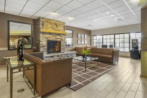 a lobby of a hospital with a fireplace at Best Western Plus Coeur d'Alene Inn in Coeur d'Alene