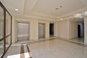 an empty lobby with doors and a tile floor at Appartament Buzanda 17 in Yerevan
