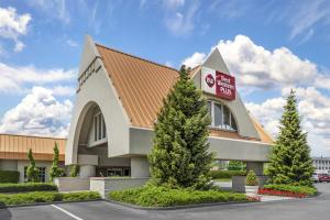 a front view of a hotel with trees in front at Best Western Plus Coeur d'Alene Inn in Coeur d'Alene