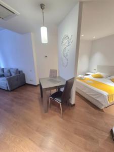 a bedroom with a bed and a desk with a chair at Appartament Buzanda 17 in Yerevan
