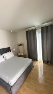 a bedroom with a large bed and a window at Se Soul in Asprovalta