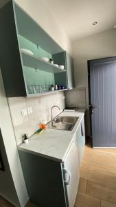 a kitchen with a sink and a counter top at Se Soul in Asprovalta