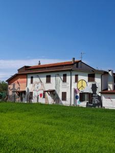 a building with a mural on the side of it at Doroteafarm, dove saltiamo sull'amore e i sogni in Scalea