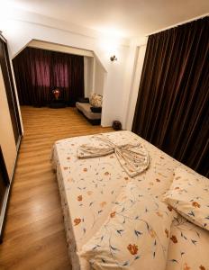 a bedroom with two beds and a couch at Vila Dana in Costinesti
