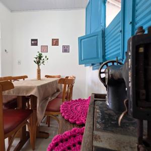 a dining room with a table and pink rug at Casa Centro Exclusiva Diamantina in Diamantina