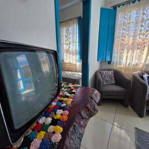 a living room with a tv and a couch at Casa Centro Exclusiva Diamantina in Diamantina