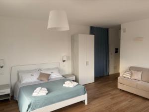 En eller flere senge i et værelse på Ascalos B&B
