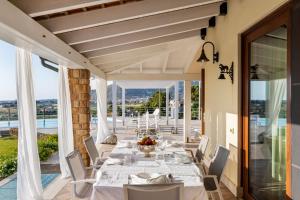 a dining room with a table and chairs at Villa Cielo in Paceco