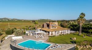 an aerial view of a house with a swimming pool at Villa Cielo in Paceco