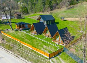 an overhead view of a house with a train at La Casute Piatra Teiului in Poiana Largului