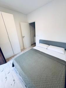 a bedroom with a large bed and a closet at Aden b&b in Casa Calari