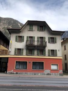 a building on the side of a street at pensione VAIS in Piotta