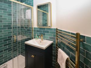 a bathroom with a sink and a mirror at Kipper Lodge in Dartmouth +12 photos