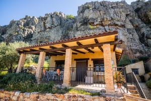 a building in front of a mountain at Casa Rural Mar de Encinas in Cabañas del Castillo