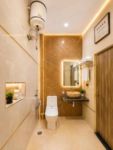a bathroom with a toilet and a sink at Stay By Shree Dharan Inn Near Shree Ram Mandir Ayodhya in Ayodhya +26 photos