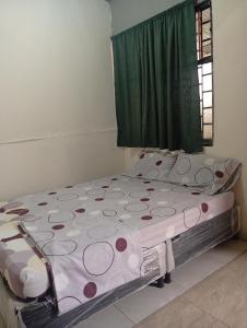 a large bed in a room with a window at Casa Hotel el Sueño in Villavieja