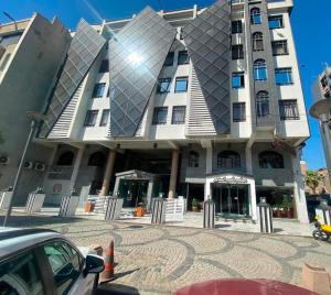 a large white building with a lot of windows at فندق قصر السدير in Baghdād
