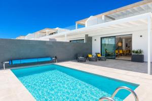 a swimming pool in the backyard of a house at Villa Maria 7 in Puerto Calero
