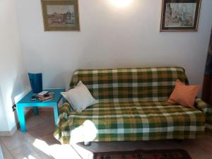 a living room with a couch and a table at Appartamento in VILLA spazio esterno e posto auto in Rio nellʼElba