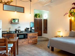 eine Küche mit Bett und Tisch in einem Zimmer in der Unterkunft QUINTA BERNAL in Lo de Marcos + 20 Fotos