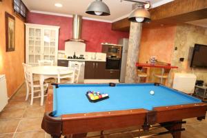 a kitchen with a pool table in a living room at Villa de Lujo con Piscina A 5 min de San Juan de los Terreros in Pulpí