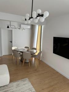 a dining room with a table and chairs at Paradise Relax Apartament in Zalău
