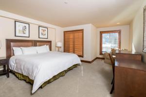a bedroom with a large bed and a desk and a desk at Chilali 25 in Ketchum