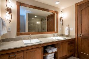 a bathroom with two sinks and a large mirror at Chilali 25 in Ketchum +17 photos