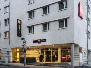 a building on the corner of a street at ibis Stuttgart Centrum in Stuttgart