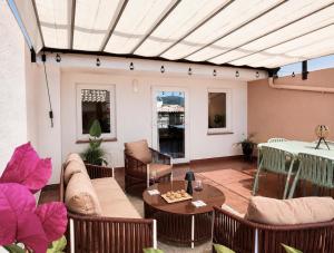 a living room with a couch and a table at Apartamento Ca Blai de Brull en el centro de Tivissa in Tivissa