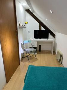 a bedroom with a desk with a computer and a chair at Hotel Cidade Imperial in Petrópolis