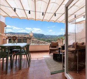 a patio with a table and chairs on a balcony at Apartamento Ca Blai de Brull en el centro de Tivissa in Tivissa
