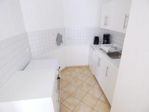 ein weißes Badezimmer mit einem Waschbecken und einer Badewanne in der Unterkunft Gästewohnung Altstadtperle in Meißen