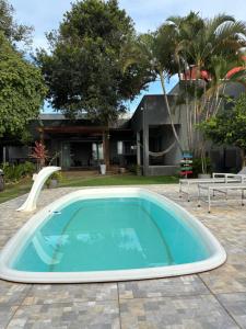 a swimming pool in front of a house at Recanto R2V in Chapada dos Guimarães