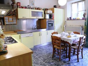 A kitchen or kitchenette at Apartment in Modigliana with Pool & Forest Views