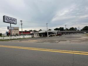 a store on the corner of a street at Delight Inn Little Rock Benton I-30 in Benton