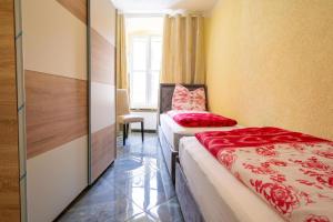 a hotel room with two beds and a window at Ferienwohnung Mamma Rosa 1 in Wunsiedel