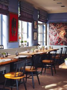 a dining room with wooden tables and chairs at Auberge de Temple in Johannesberg