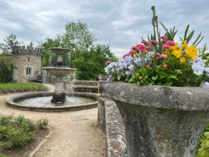 a fountain with a bunch of flowers in a park at OESLAUER STUBE Gemütliches Apartment mit Kamin, Klimaanlage, Balkon, 3 Schlafzimmern, 2 Bädern, Modern, Familienfreundlich, Zentral, Vollausgestattet in Rödental