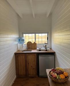 a small kitchen with a sink and a bowl of fruit at Casa Sauce Delta in Tigre